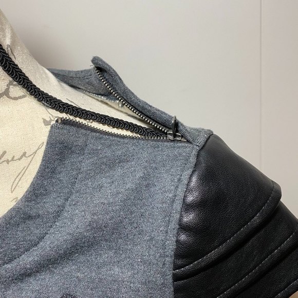 Disney Edna Mode Embroidered Faux Leather Sleeve Pullover Sweater Size XS Gray - Picture 6 of 12